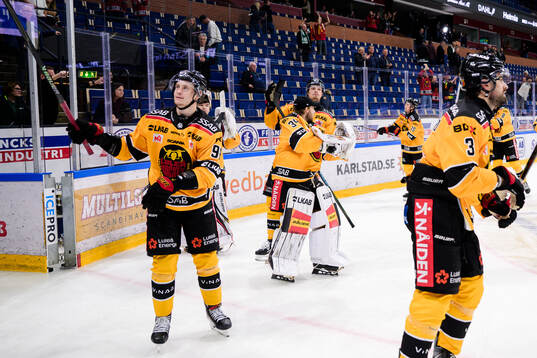 Luleås Pontus Andreasson jublar med lagkamrater
