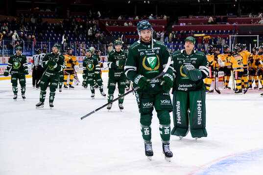 Färjestads Radim Zohorna och målvakt Emil Larmi deppar