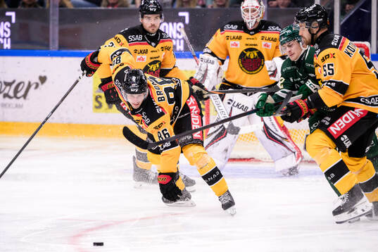 Luleås Mathias Bromé och Färjestads Lucas Forsell