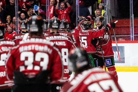 Örebros Patrik Karlkvist jublar med lagkamrater