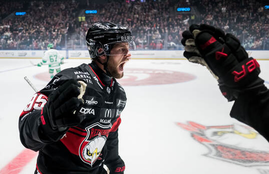 Malmö Redhawks Carl Persson jublar