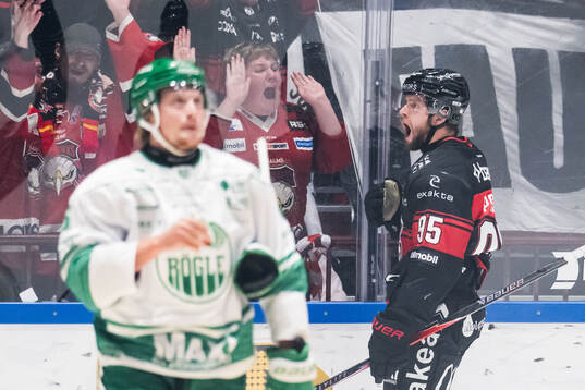 Malmö Redhawks Carl Persson jublar