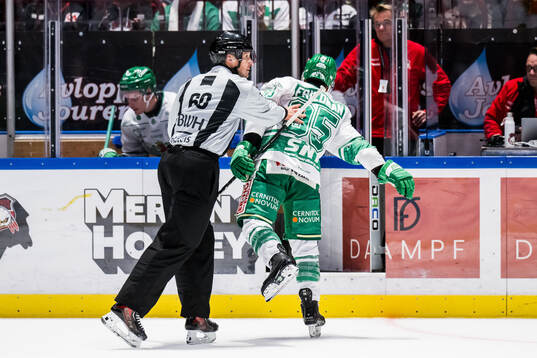 Linjedomare Örjan Åhlén och Rögles Mark Friedman