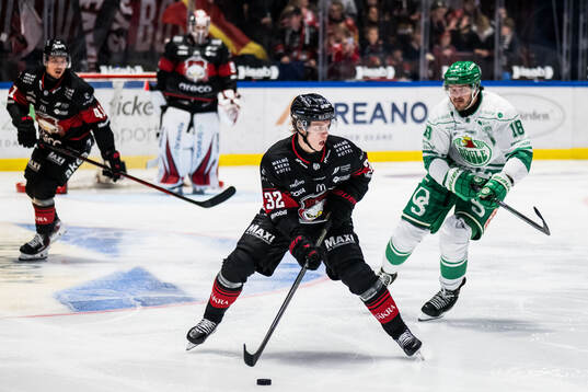 Malmö Redhawks Joona Ikonen och Rögles Dennis Everberg