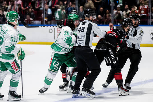 Rögles Anton Bengtsson och Malmö Redhawks Janne Kuokkanen