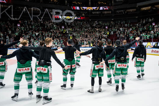 Rögles spelare och supportrar jublar