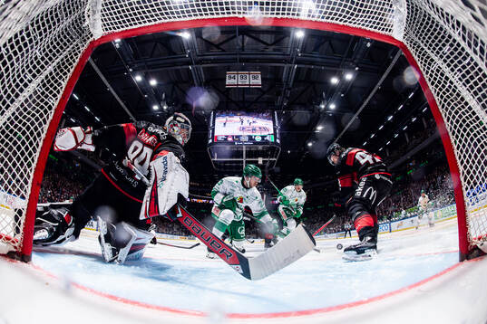 Rögles Josh Dickinson oroar mot Malmö Redhawks målvakt