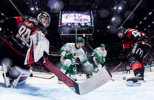 Rögles Josh Dickinson oroar mot Malmö Redhawks målvakt