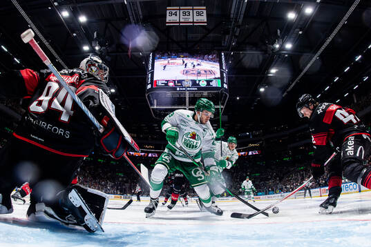 Rögles Josh Dickinson oroar mot Malmö Redhawks målvakt
