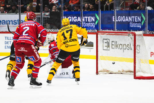 Skellefteås Pontus Johansson (ej i bild) gör 0-1 bakom