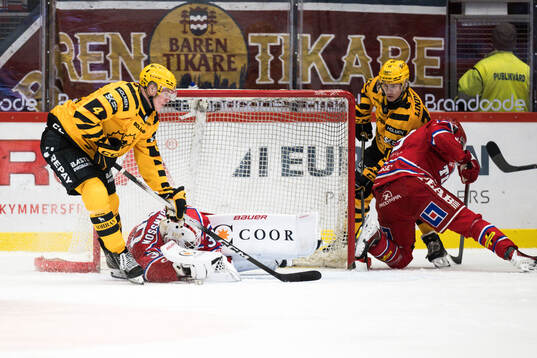 Skellefteås Rasmus Bergqvist och Timrås målvakt Jacob