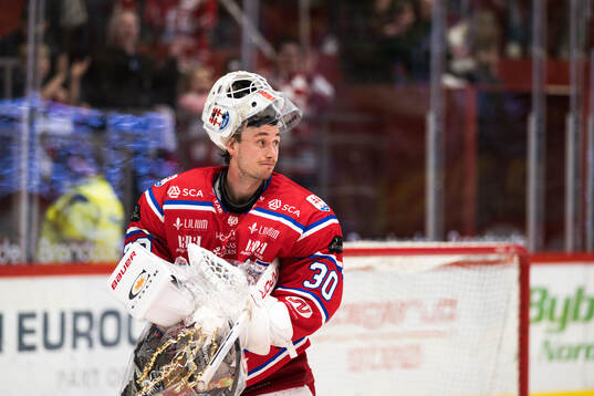 Timrås målvakt Jacob Johansson jublar