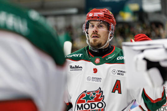 Modos Emil Larsson jublar