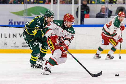 Björklövens Albin Lundin och Modos Sebastian Ohlsson