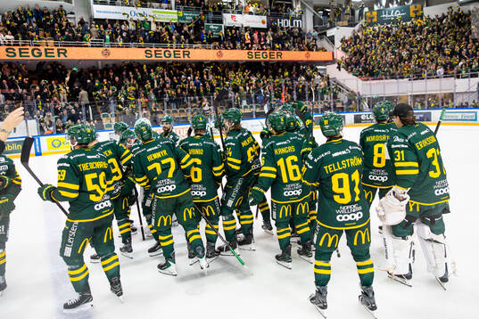 Björklövens spelare jublar över vinsten