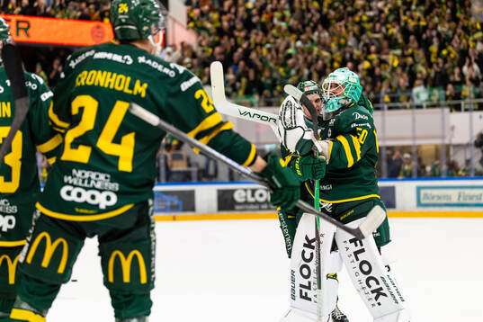 Björklövens målvakt Frans Tuohimaa jublar