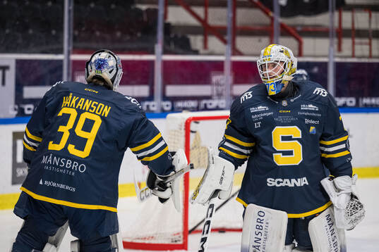 Södertäljes målvakt Oliver Håkansson och målvakt Love