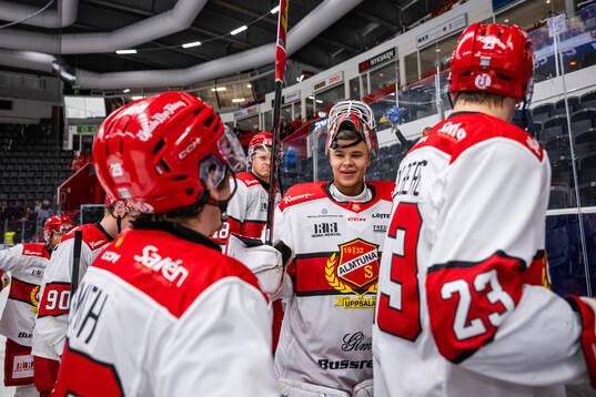 Almtunas målvakt Herman Liv jublar