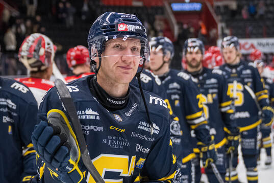Södertäljes Henrik Eriksson tackar publiken
