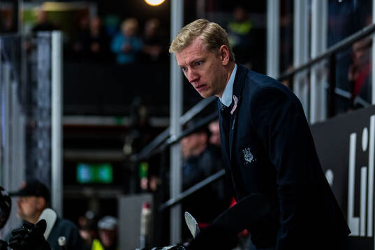 Nybros huvudtränare Hampus Sylvegård deppar