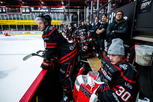 Nybros Tim Lindfors och målvakt Leo Matthiesen deppar