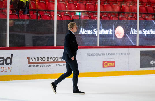 Nybros huvudtränare Hampus Sylvegård deppar