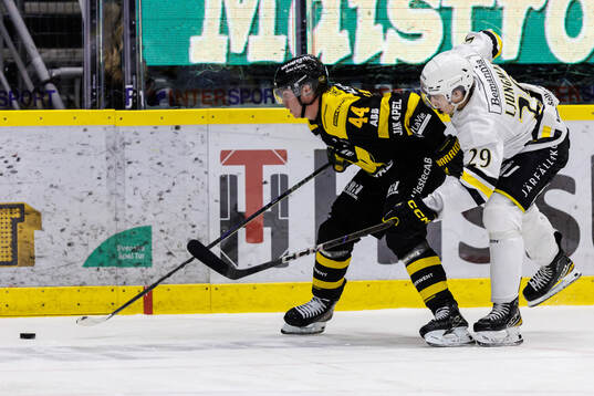 Västerås Oscar Lawner och AIKs Daniel Ljungman