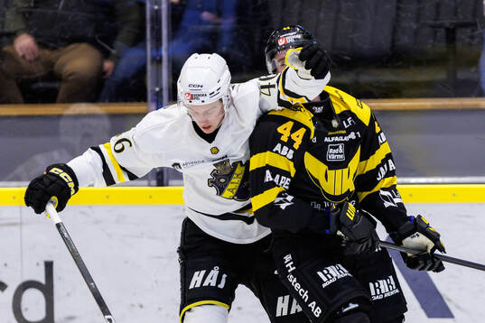 AIKs Viggo Gustafsson och Västerås Oscar Lawner