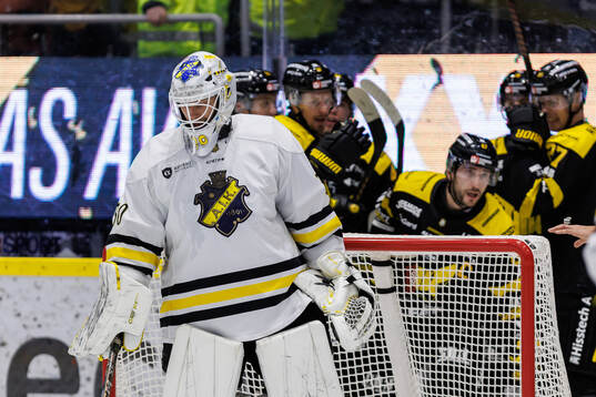 AIKs målvakt Victor Brattström deppar