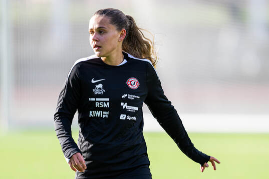 Tina Skogedal of Arna-Bjørnar warms up