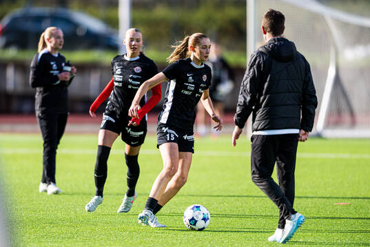 Paige Yvonne Margaret McAllister of Arna-Bjørnar warms up