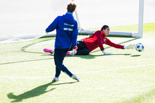 Goalkeeper Kenna Marie Caldwell of Molde warms up