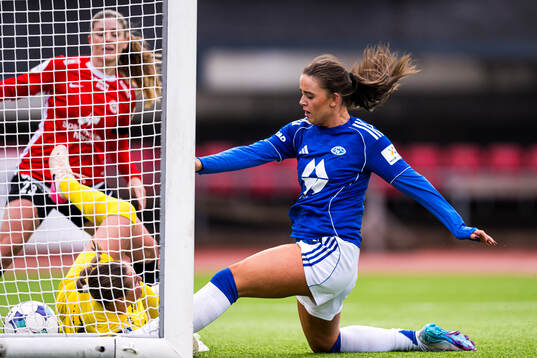 Emma Sæther of Molde scores the 1-2 goal