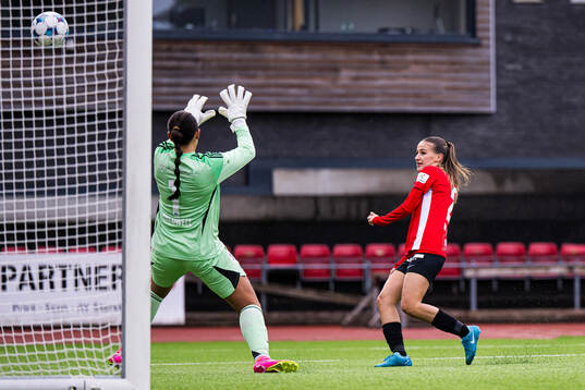 Samra Muhic of Arna-Bjørnar scores the 3-2 goal