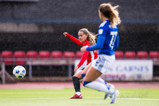 Tina Skogedal of Arna-Bjørnar scores the 2-2 goal