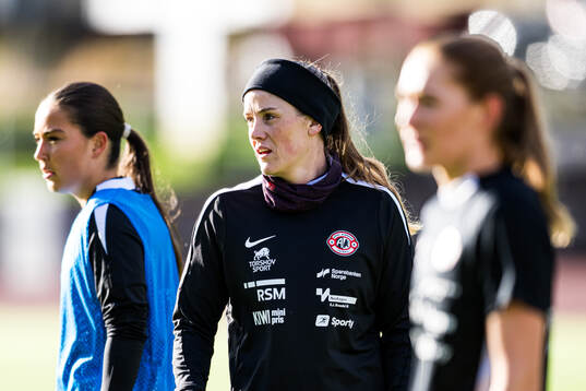 Maren Mjelde of Arna-Bjørnar warms up