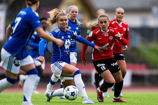 Mille Aune of Molde and Tina Skogedal of Arna-Bjørnar