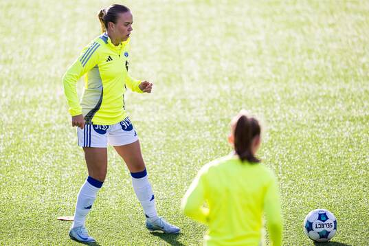 Marie Rekdal Johannsdottir of Molde warms up