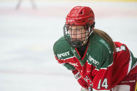 Modos Lovisa Engström innan ishockeymatchen i SDHL mellan