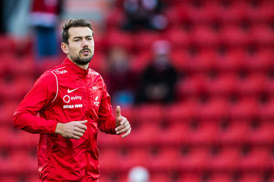 Fredrik Pallesen Knudsen of Brann warms up