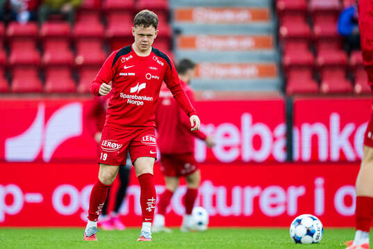 Eggert Aron Gudmundsson of Brann warms up