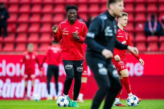 Nana Kwame Boakye of Brann warms up