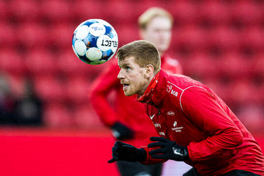 Thore Pedersen of Brann warms up