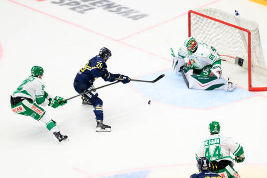 Rögles Fredrik Olofsson och HV71s Lukas Rousek och Rögles
