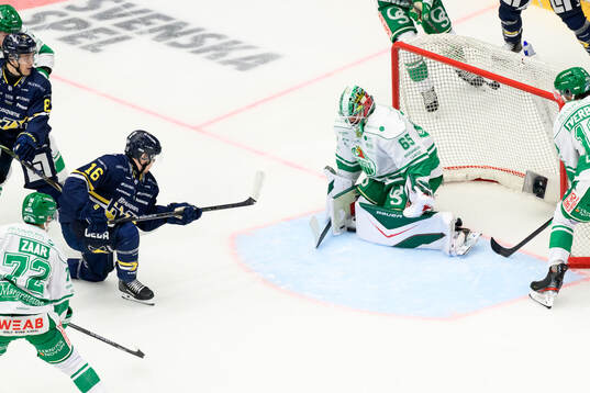 HV71s Linus Lindström och Rögles målvakt Christoffer