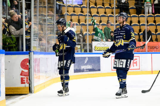 HV71s Jamiro Reber och Olle Alsing deppar