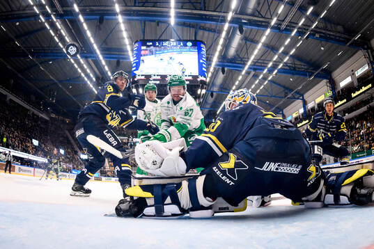 Rögles Leon Bristedt gör 1-2 bakom HV71s målvakt Lassi