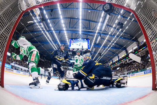 Rögles Leon Bristedt gör 1-2 bakom HV71s målvakt Lassi