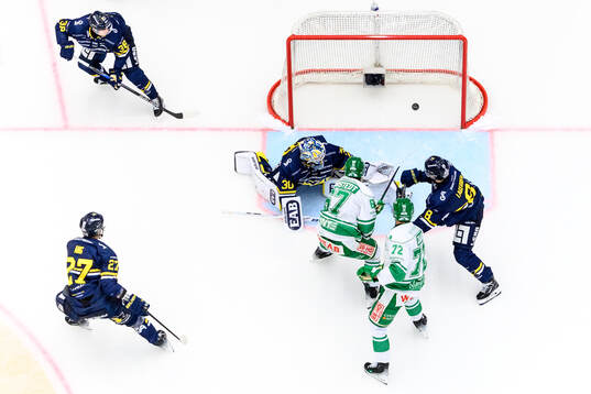 Rögles Leon Bristedt gör 1-2 bakom HV71s målvakt Lassi