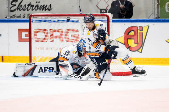 Växjös Keegan Lowe och målvakt Ludvig Persson